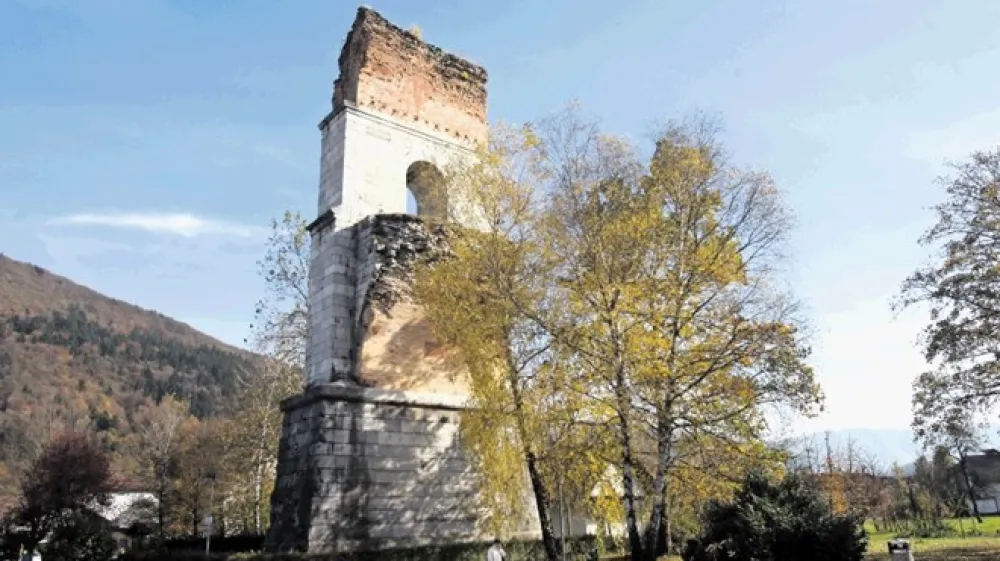 Od znamenitega borovni&scaron;kega viadukta je ostal &scaron;e en steber.