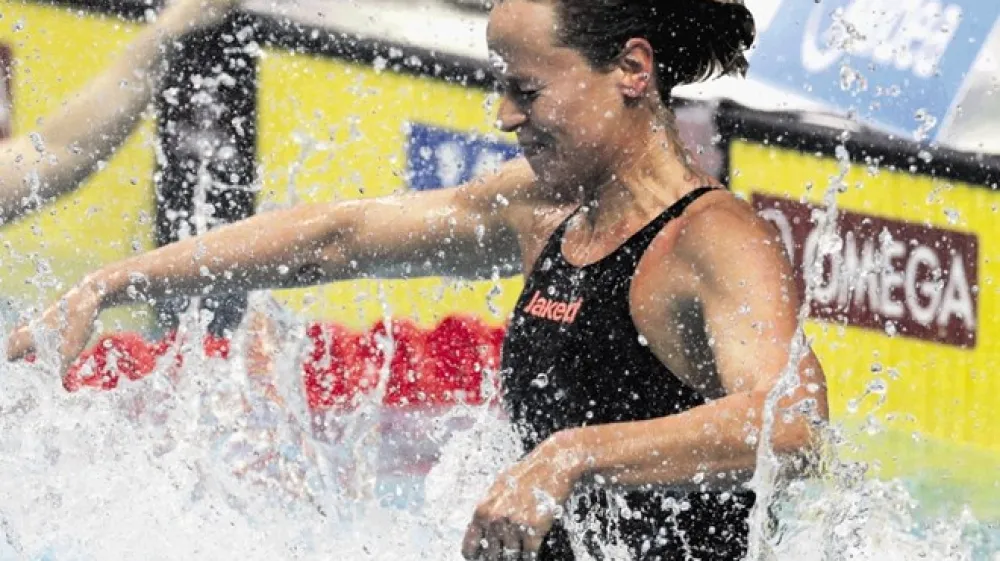 Federica Pellegrini se je veselila naslova svetovne prvakinje na 200 m prosto, potem ko je ugnala favoritko Katie Ledecky.