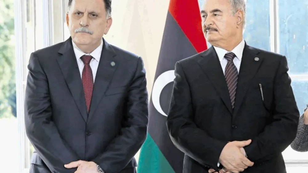 Tvorca libijskega miru? Levo  premier  vlade v Tripolisu, ki jo priznavajo OZN, Fajez  Saraj, desno  njegov glavni tekmec, poveljnik vojske v vzhodnem delu Libije, general Kalif Haftar.