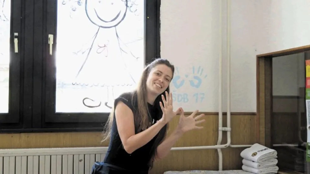 Ko so &scaron;tudentje prostovoljci končali pleskanje sten vrtca v Mojstrani, so se na svežo barvo tudi &raquo;podpisali&laquo;, pokaže vodja delovi&scaron;ča Darija Močnik.