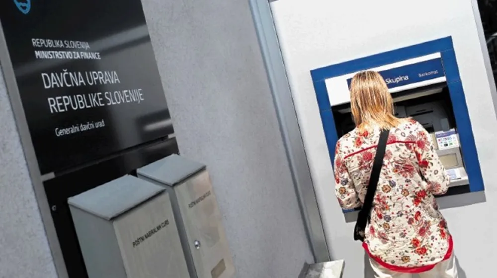 Slabih 60 odstotkov  zavezancev  je minuli petek na bančni račun že prejelo preveč plačano dohodnino za lani, tisti, ki morajo doplačati, pa morajo to storiti najkasneje danes.