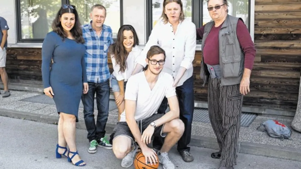 Ana Maria Mitič in Matjaž Jav&scaron;nik v filmu igrata ko&scaron;arkarjeve star&scaron;e, Gaja Filač in Klemen Kostrevc sta Metka in Ranta, ob režiserju Borisu Petkoviču pa stoji &scaron;e Gojmir Le&scaron;njak, ki v filmu igra profesorja geografije, Tundro.