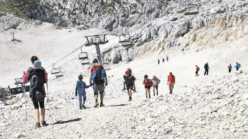 Na Kanin pride v povprečju na dan po 300 turistov, ki se sprehodijo po okolici zgornje postaje, nekateri pa pridejo tudi samo na kosilo.