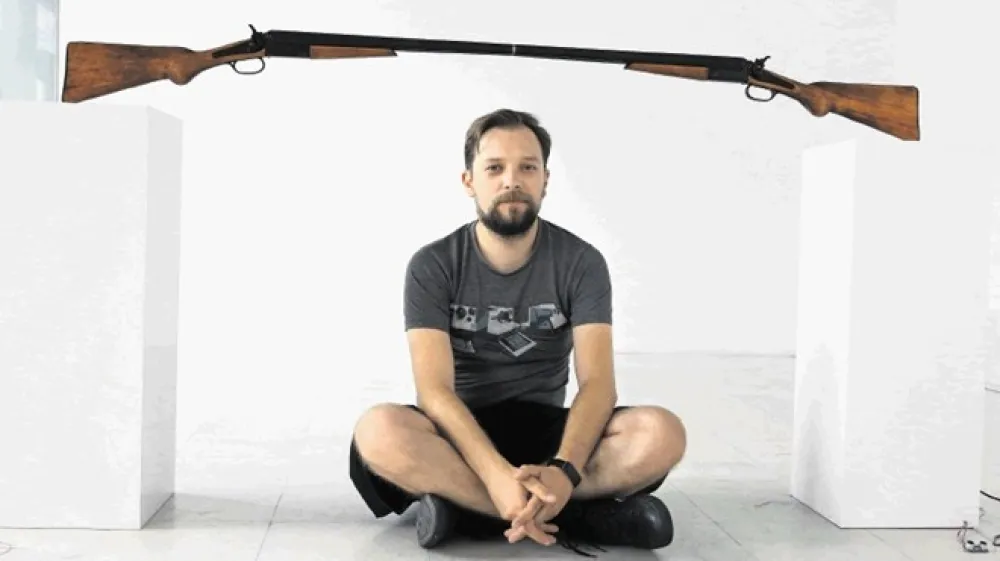 Repliki pu&scaron;k, ki se poljubita, namig na  Rodinov Poljub.