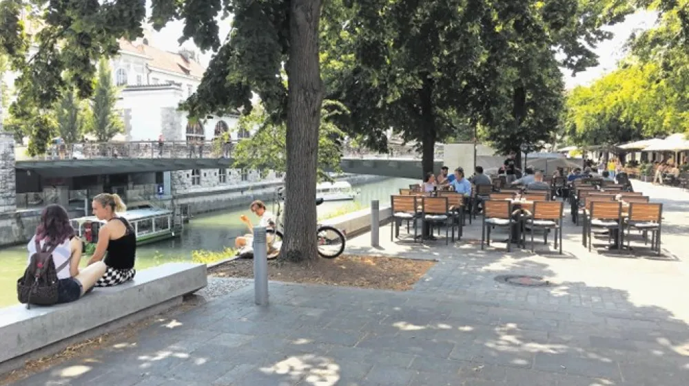 Na Petkov&scaron;kovem nabrežju je prostora za sedenje dovolj, ni pa klasičnih lesenih klopi.