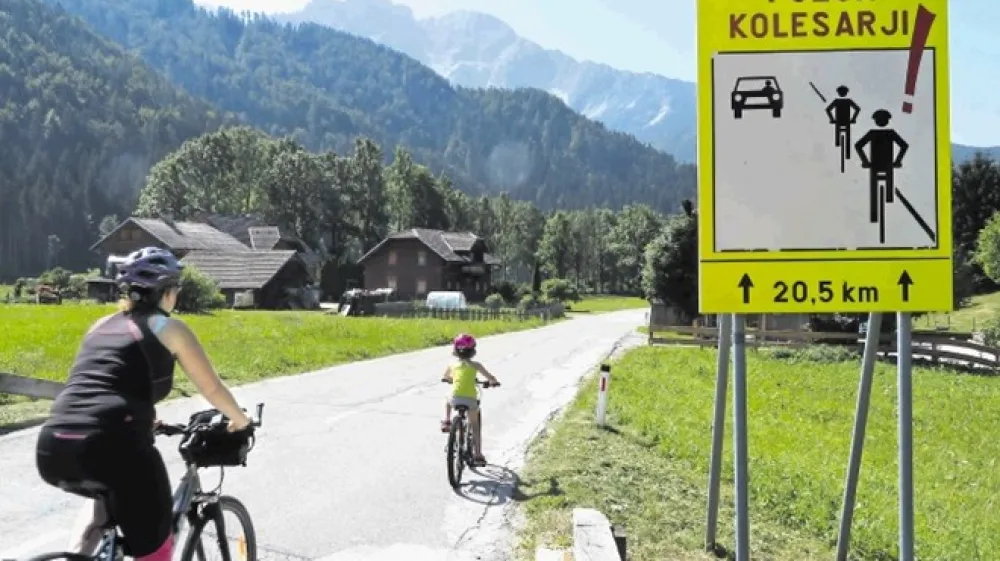 Od Tupalič do Jezerskega na kolesarje na cesti opozarjata dva posebna znaka.