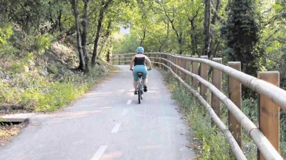 Kolesarska steza je speljana po slikoviti okolici ob dolini Soče in je primerna za vse starosti.