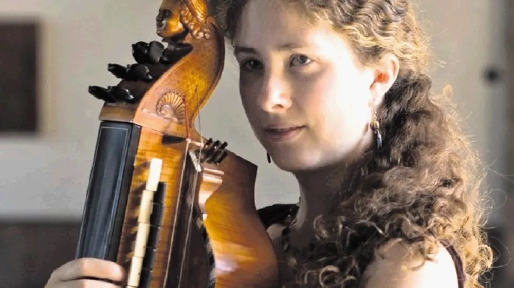 Tobie Miller, glasbenica na baročni lajni: Baročna lajna dejansko nima ničesar skupnega z navadno lajno, razen tega,  da imata obe glasbili ročico. Lajna je povsem mehansko glasbilo tako kot glasbena skrinjica. Tehnika igranja na baročno lajno pa je najbolj podobna igranju na violino in na glasbila s klaviaturo.