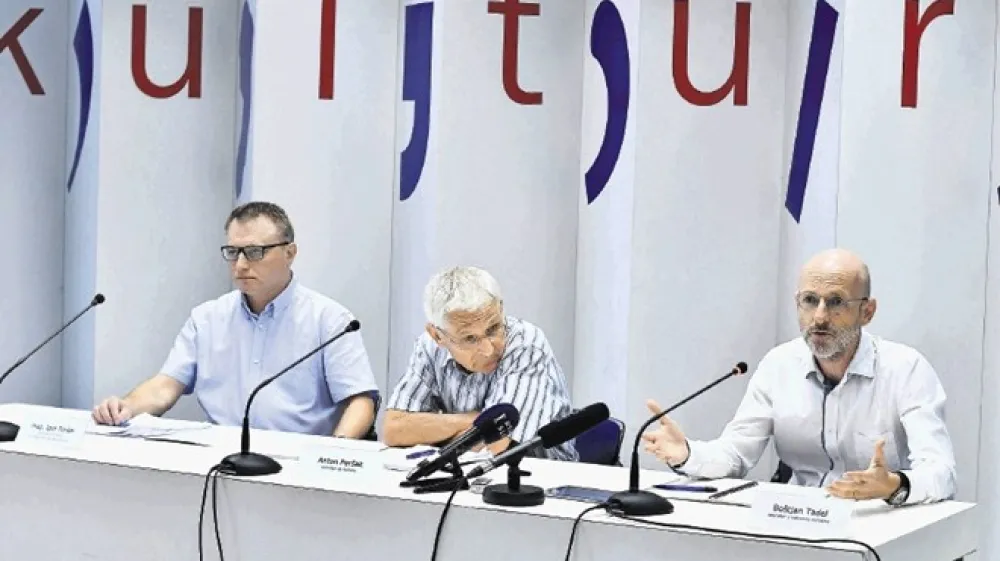 Igor Ter&scaron;ar, generalni direktor direktorata za ustvarjalnost, minister Anton Per&scaron;ak in Bo&scaron;tjan Tadel, sekretar v kabinetu ministra za kulturo, na včeraj&scaron;nji predstavitvi osnutka novega Nacionalnega programa za kulturo