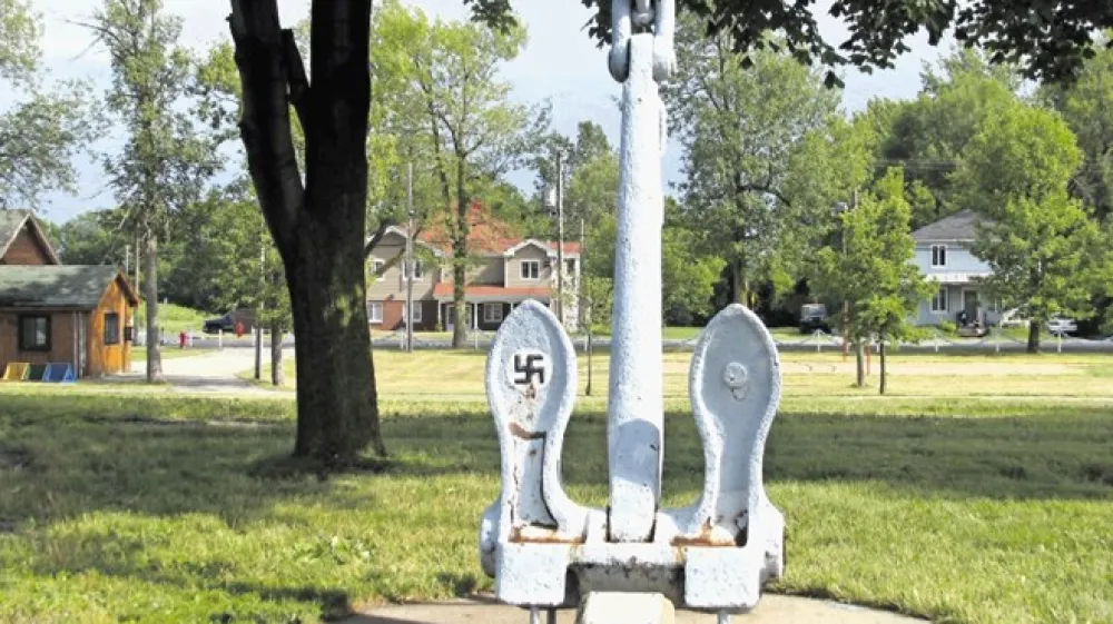 Gre za sidro izpred druge svetovne vojne, ki so ga po naključju odkrili lokalni potapljači in ga  razstavili  kot del zgodovine.