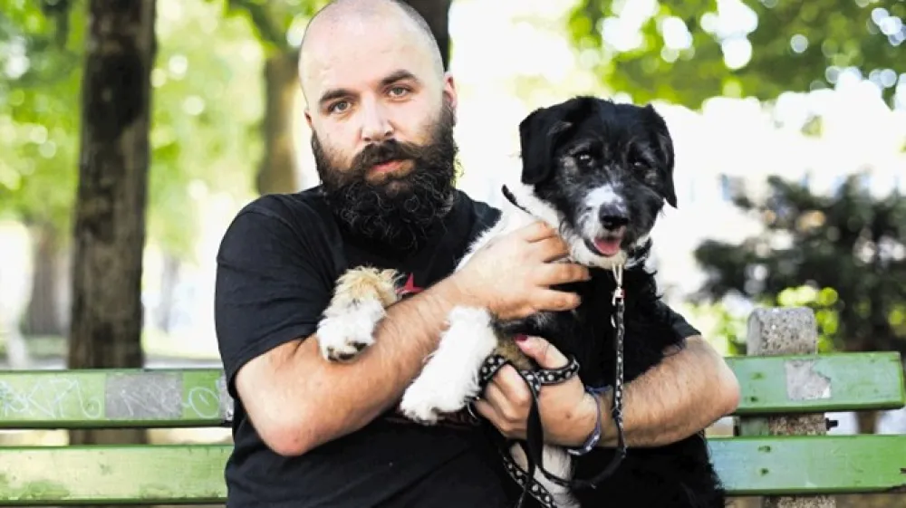 &raquo;V vseh svojih zbirkah se osredotočam na rajo, na večino, ki je zelo pasivna, a ko laja, misli&scaron;, da vre od energije. Nagovarjam tiste, ki imajo moč in bi jo lahko pokazali, a le v primeru, da bi se združili. In tu imam v mislih tudi samega sebe,&laquo; pravi pesnik Dejan Koban. Na fotografiji je s psičko Zofi.