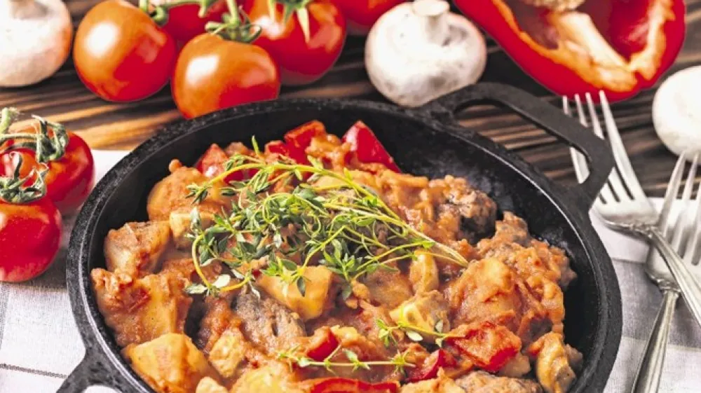 Ragu iz govedine in zelenjave je lahko preprosta, a izjemno okusna jed.