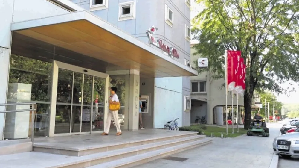 NKMB bo vse zaledne službe centralizirala v Mariboru, njena vloga na Gori&scaron;kem slabi. Lani je tam zaprla tri poslovalnice, letos že dve, zdaj se napoveduje &scaron;e odpu&scaron;čanje.