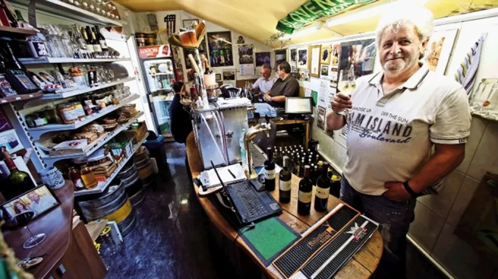 V trnovski vinotoč S4 je Du&scaron;an Kamnikar privabil pisano klientelo, od sodnikov do klatežev. Tomaž Skale