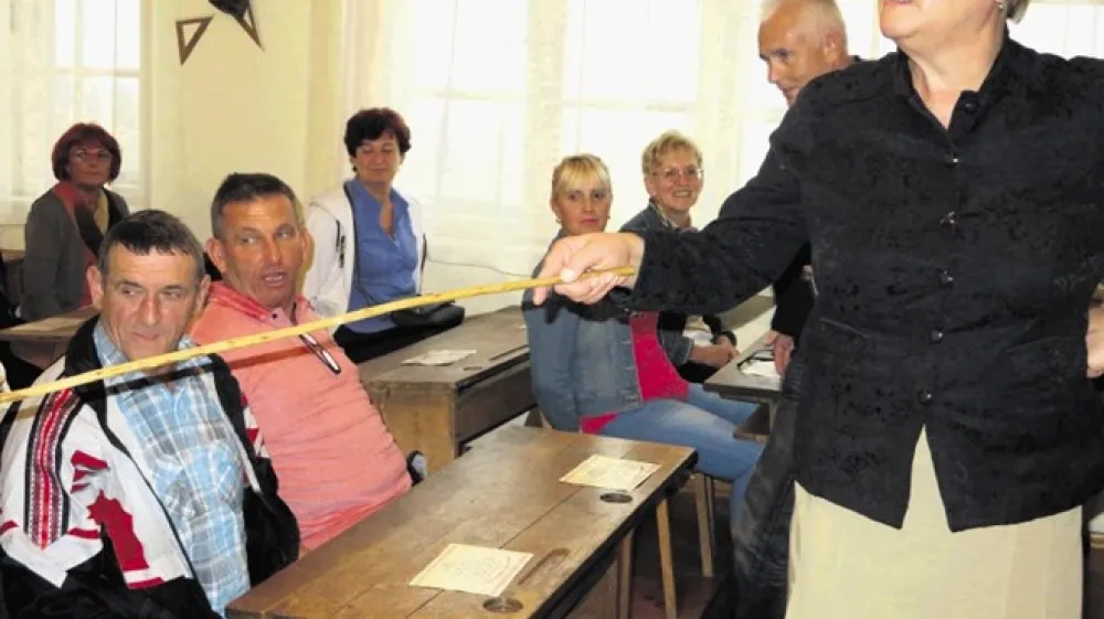 Stroga tovari&scaron;ica učiteljica Tatjana Zupančič zna močno povzdigniti glas in tudi zamahniti s palico.