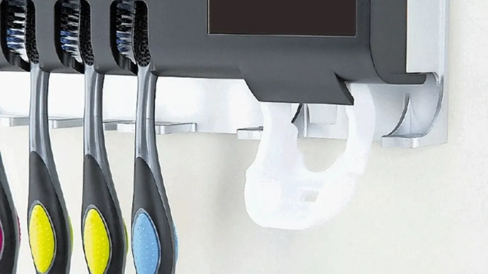 Snovalci naprave trdijo, da ji uspe ubiti 99,99 odstotka bakterij, v postajo pa lahko vstavite &scaron;tiri zobne &scaron;četke, tri pakete za nitkanje, strgalnik za jezik, britvico in zobno pasto.