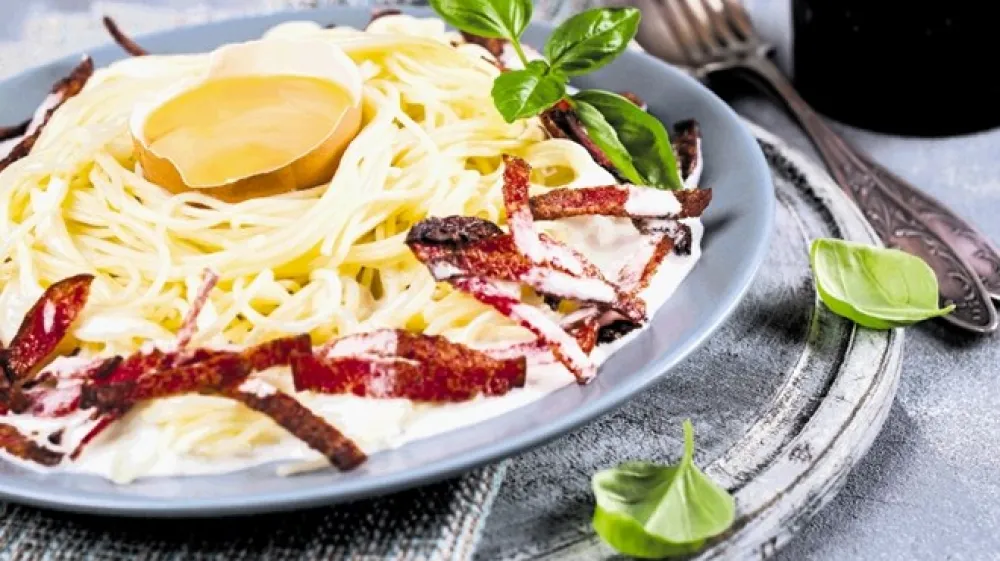 Tradicionalna karbonara ni videti kot kup v smetani utopljenih &scaron;pagetov s ko&scaron;čki mesa. Panceta naj bo tenko narezana in hrustljavo popečena, v sredo gnezda &scaron;pagetov pa lahko položite jajčno lupino z obveznim surovim rumenjakom, ki ga jedec sam zme&scaron;a s &scaron;e vročimi &scaron;pageti na segretem krožniku, da nastane krema.