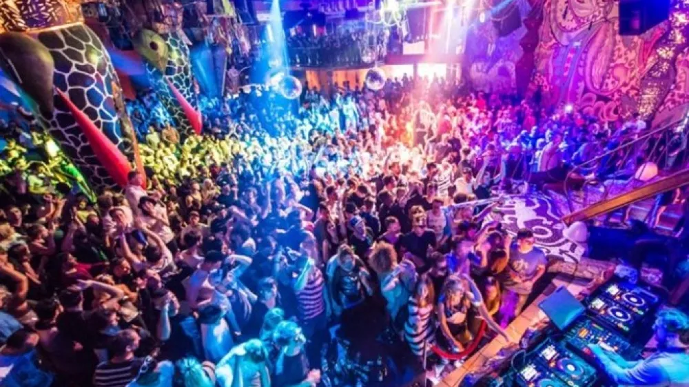 Fotografija iz leta 2016, ko je v Ambasadi Gavioli vrtel Solomun