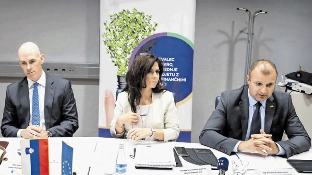 S podpisom sporazuma o upravljanju bo namreč Slovenski podjetni&scaron;ki sklad vstopil v novo naložbeno pobudo. Na fotografiji od leve proti desni: Robin Vaudrey iz Evropskega investicijskega sklada, Maja Tomanič Vidovič, direktorica Slovenskega podjetni&scaron;kega sklada, in Ale&scaron; Cantarutti, državni sekretar na gospodarskem ministrstvu.