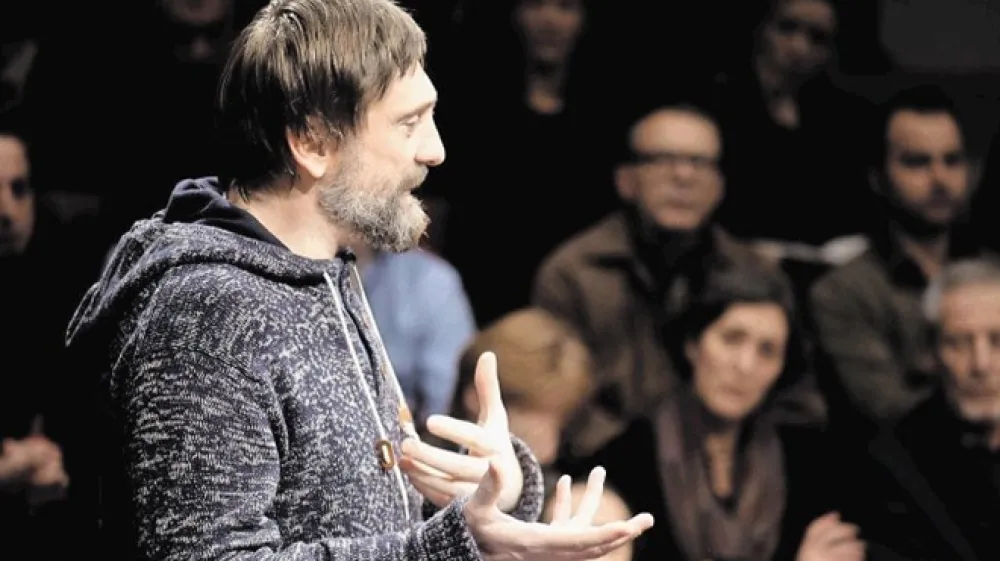 Zlatko Paković je zanimiv ustvarjalec; je tudi gledali&scaron;ki kritik in kolumnist beograjskega časopisa Danas ter hkrati &scaron;e prozaist in pesnik, toda predvsem je gledali&scaron;ki režiser.