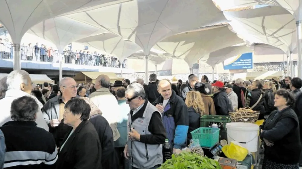 V Snagi predvidevajo, da bodo izvajalca gradbenih del za postavitev nove strehe na mariborski mestni tržnici lahko začeli iskati februarja. Branjevke bodo zatorej morale tudi deseto zimo pretrpeti pod platnenimi dežniki.