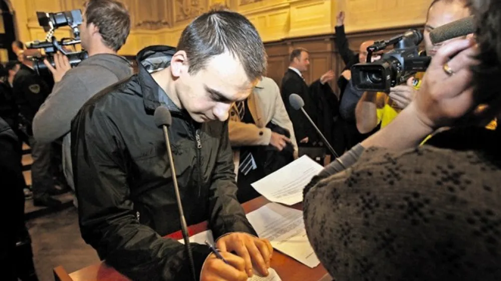 Anes Selman je izkoristil napako tožilstva, ki novembra 2012 ob koncu prvega sojenja v zadevi Balkanski bojevnik   ni predlagalo podalj&scaron;anja pripora. Takoj ko se je zna&scaron;el na prostosti, je pobegnil v Bosno.