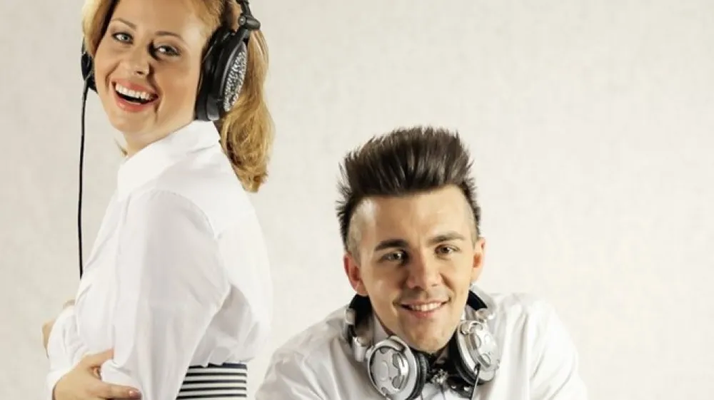 Raay in Marjetka gresta v svet. Slovenskemu skladatelju in producentu pop glasbe je uspelo skleniti pogodbo z založbo Warner music.