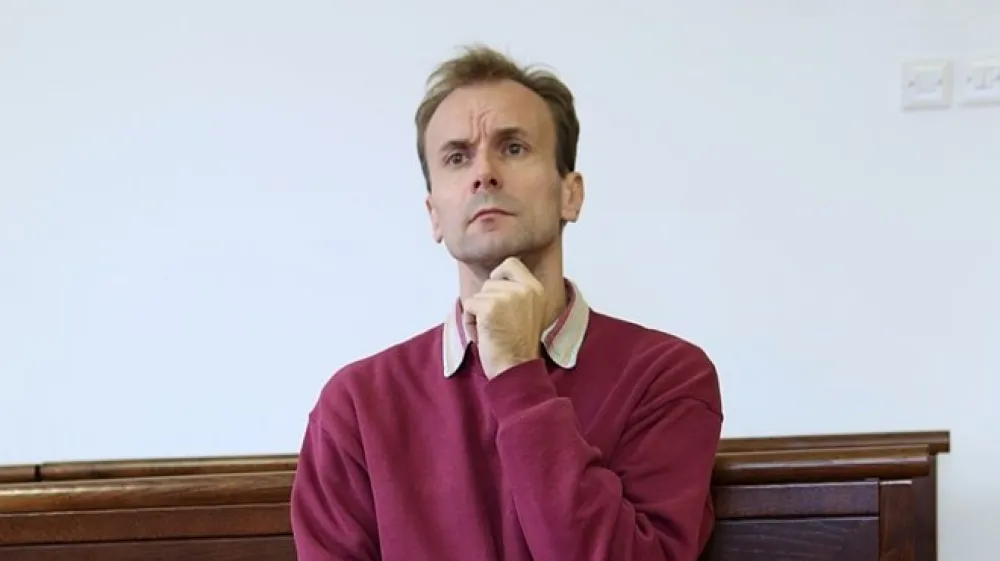 Na vpra&scaron;anje, zakaj je dekletu na okenski polici pustil knjigo Prava ljubezen, je Primož Burger odgovoril, da so v njej napisana določena etična načela in je želel, da bi se z njimi seznanila. Ko so ga vpra&scaron;ali, ali je on to knjigo prebral, je odvrnil, da jo je preletel.