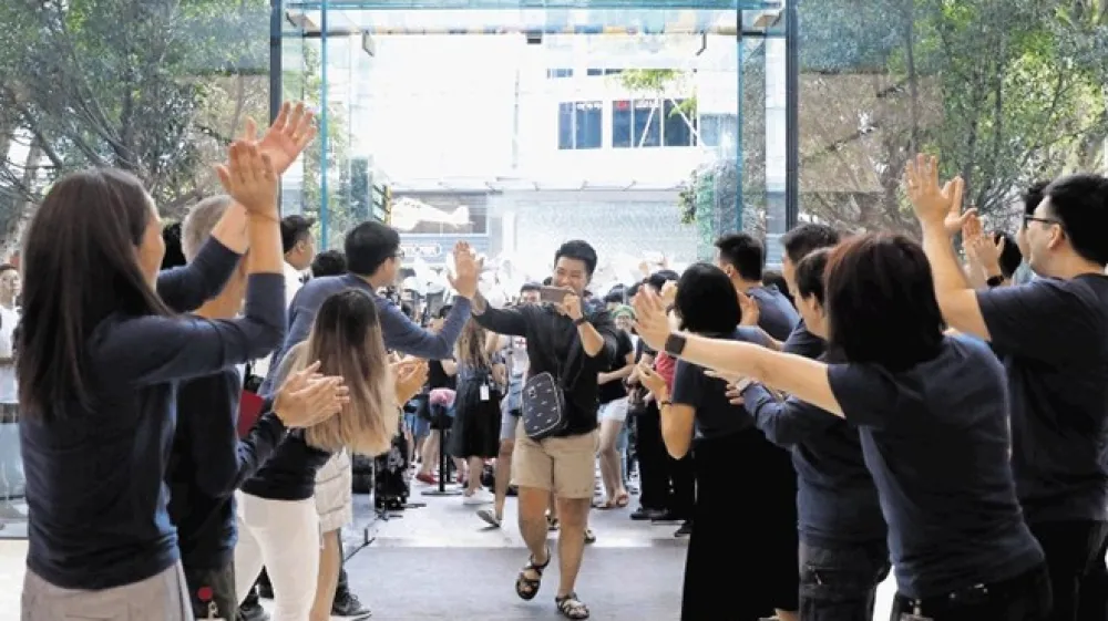 Vrste za novi iphone so se zadnja leta (tudi po zaslugi spletne trgovine) skraj&scaron;ale, a prvi kupci  so &scaron;e vedno zelo navdu&scaron;eni.