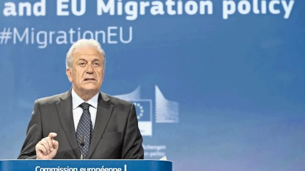 Dimitris Avramopulos je program premestitev  hvalil kot učinkovit, o tem, kaj bo s preostalimi 130.000 prosilci za azil, ki &scaron;e niso bili preme&scaron;čeni iz Italije in Grčije, pa ni želel dajati določnej&scaron;ih izjav.