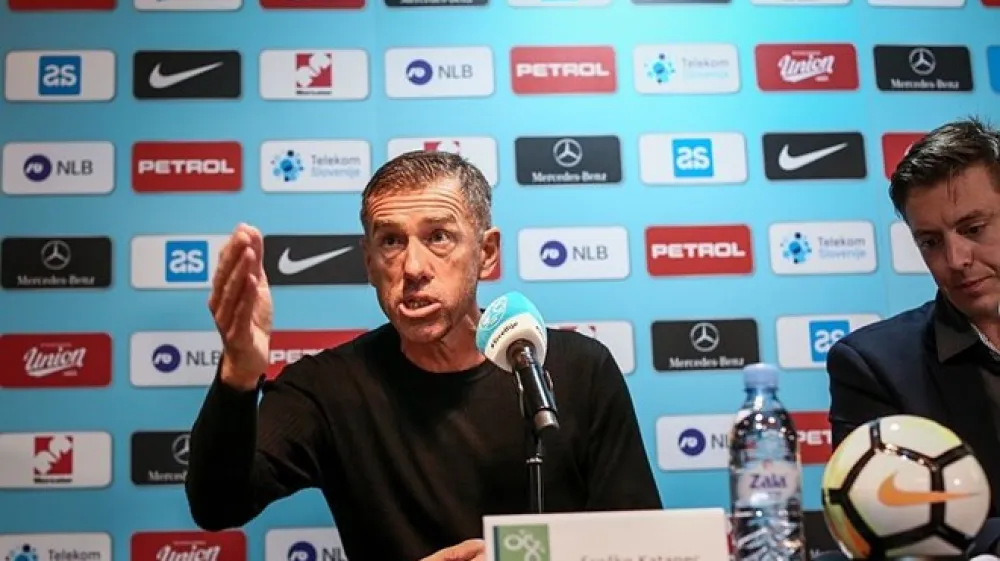 Poparjeni Srečko Katanec se ni zadrževal pri žaljenju povabljenih na novinarsko konferenco.