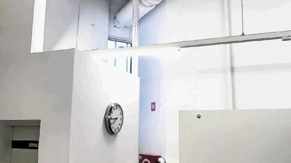 V mo&scaron;ki garderobi &scaron;i&scaron;enskega fitnesa je kamera name&scaron;čena na stropu nad prehodom med garderobo in prostorom za prhanje.