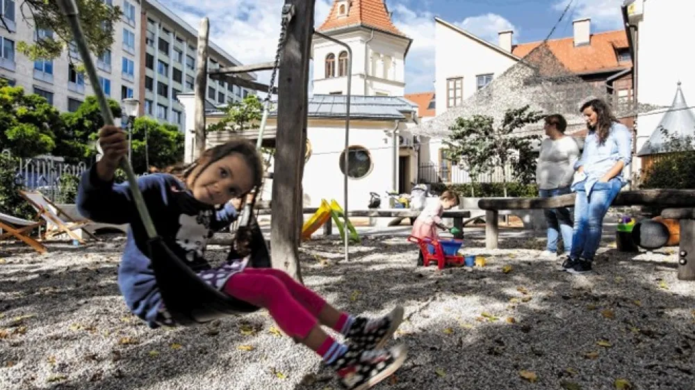 Na igri&scaron;če v Malo ulico več ali manj hodijo stalni obiskovalci.