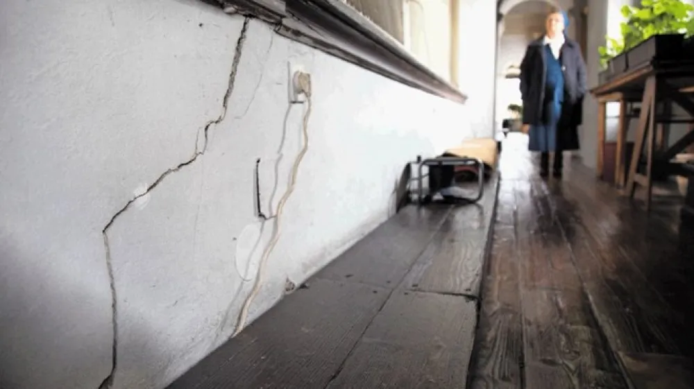 Ur&scaron;ulinski samostan Ljubljana je začel popravljati razpoke na stenah cerkve Svete trojice, kjer  je nastala &scaron;koda tudi zaradi gradnje parkirne hi&scaron;e pod Kongresnim trgom.