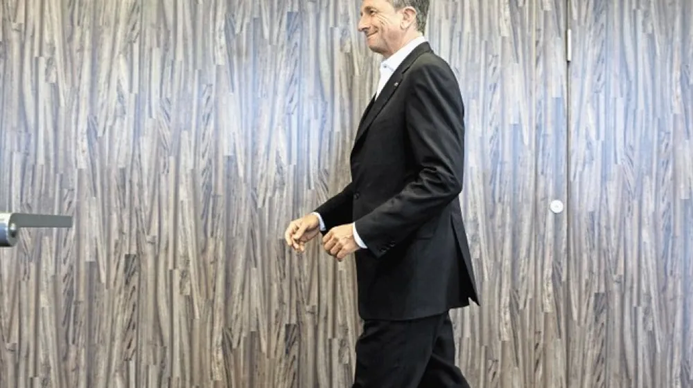 Pahorjev predlog kandidatov ne potrebuje soglasne podpore, s katero se hvali predsednik republike, temveč bo sprejet, če ga bo  na tajnem glasovanju podprlo  46 poslancev. Torej bi zado&scaron;čali že glasovi vseh poslancev SMC in DeSUS.