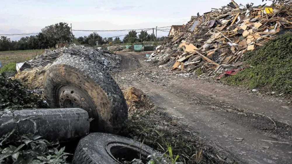Le nekaj metrov stran od hi&scaron; in njive se v Dobrunjah bohotijo smeti, za katere je odgovorno podjetje Rematom.