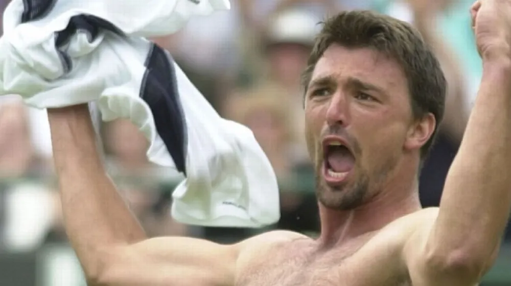 Goran Ivani&scaron;ević je v četrtem poizkusu leta 2001 kot nepostavljen igralec vendarle osvojil Wimbledon. Takole se je veselil zmage v tretjem krogu proti Andyju Roddicku. (Foto: AP)
