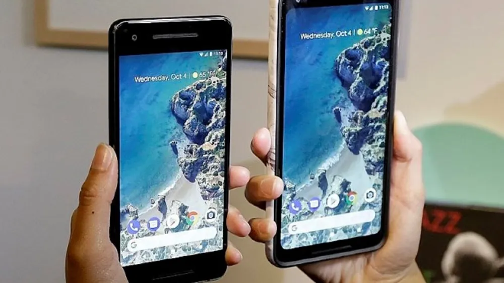 Pixel 2 (levo) in pixel 2 xl (desno).