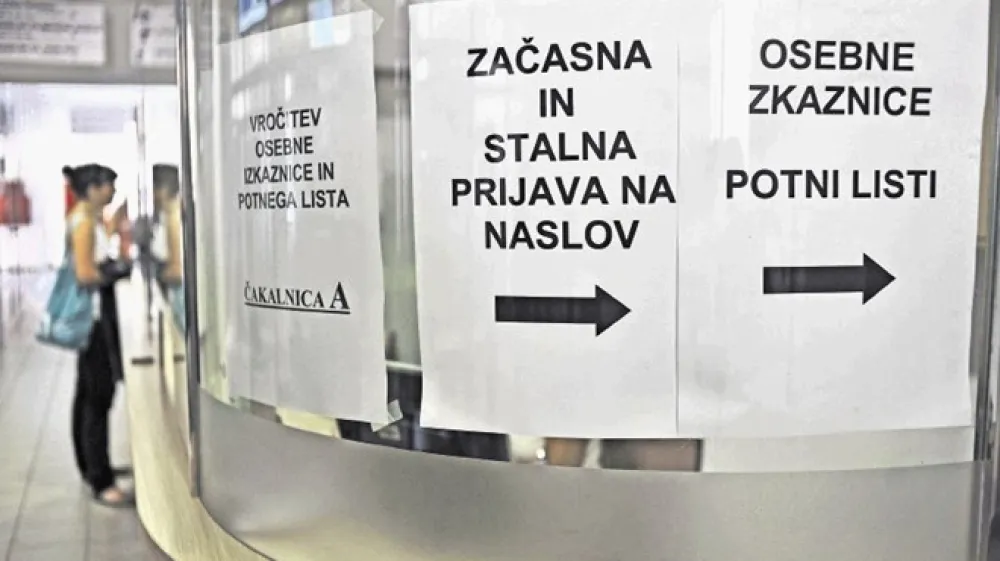 Da je uradni jezik v Sloveniji pač sloven&scaron;čina in v tem jeziku &ndash; pa četudi na oddelku za tujce &ndash;   se vodijo postopki, za zaposlitev na uradni&scaron;kem delovnem mestu pa je pač pogoj (zgolj) znanje sloven&scaron;čine, pravijo na ministrstvu za javno upravo.