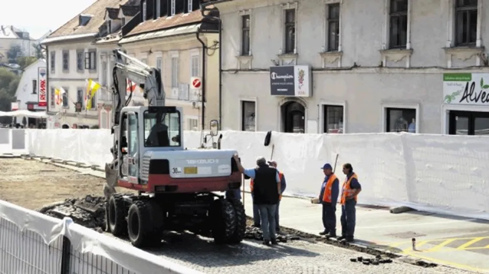 Po mnenju na&scaron;ih sogovornikov, lastnikov dveh hi&scaron; na Glavnem trgu, bi bilo treba že pred začetkom gradbenih del temeljito preveriti stanje več sto let starih objektov in podati neke smernice za njihovo varovanje.