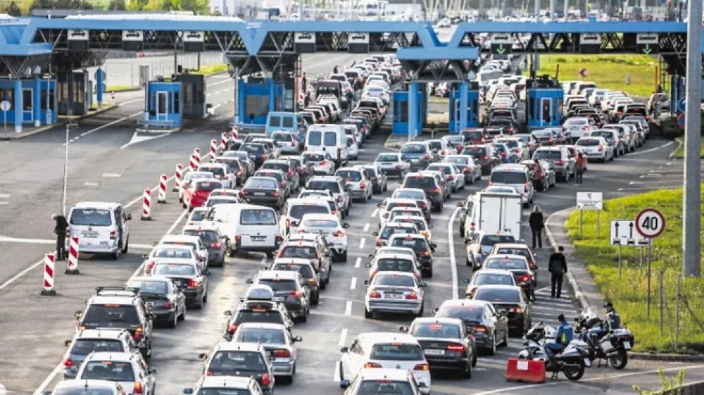 Aprila sta Slovenija in Hrva&scaron;ka po navodilu  iz Bruslja začeli izvajati sistematični mejni nadzor in kar hitro ugotovili, da je to prineslo &raquo;povečane in nesorazmerno dolge čakalne dobe na mejnih prehodih&laquo;. Nazadnje sta junija pri&scaron;li do re&scaron;itve, da je najbolje, da na mejnem prehodu Obrežje - Bregana ponovno uvedeta predschengenski režim dvojnega nadzora.