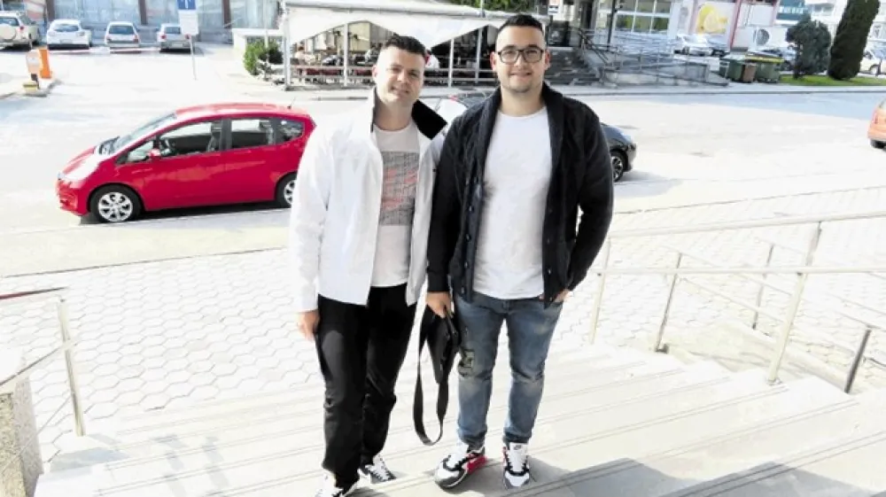 Brata Danijel (desno)  in Du&scaron;ko Krupljanin (levo) kljub temu, da je Danijel krivdo priznal, trdita, da sta žrtvi aprilskega dogajanja, ne pa krivca zanj.