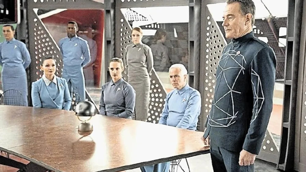 Bryan Cranston, ki je eden od producentov serije, v epizodi Human Is.