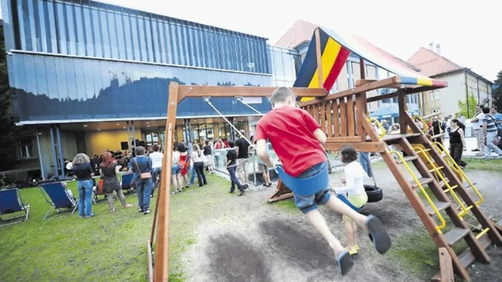 Pred tremi leti so na strehi otro&scaron;ke knjižnice igralo, ki so ga zdaj morali odstraniti, postavili na lesne sekance, a se to ni obneslo, zato jih je zamenjala umetna trava.