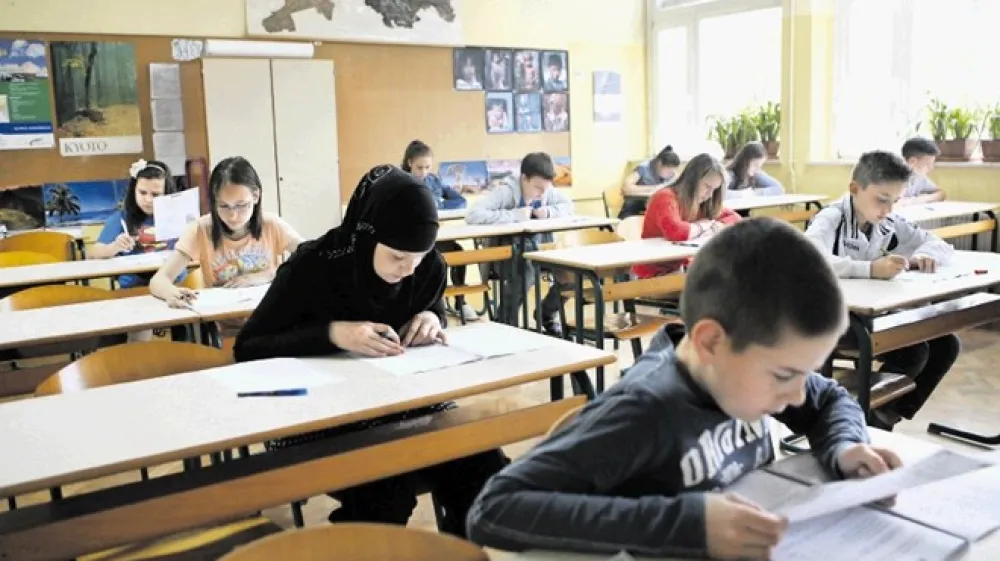 Tisti, ki so se angle&scaron;čine začeli učiti &scaron;ele v 4. razredu, čutijo več tesnobe od  tistih, ki so se je začeli učiti že prej, manj pa poročajo o njej  tisti, ki gledajo angle&scaron;ke risanke, berejo angle&scaron;ke knjige in uporabljajo angle&scaron;čino na potovanjih.