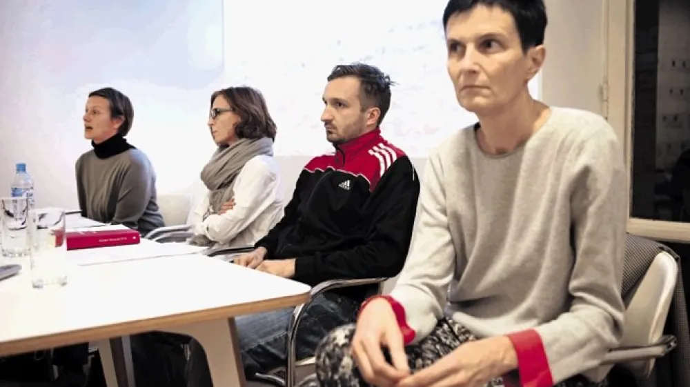 Na pogovoru o razmerju med arhitekturo in umetnostjo so sodelovali (od leve proti desni) moderatorka Ur&scaron;ka Jurman, arhitektka Petra Čeferin, filozof in sociolog kulture Izidor Bar&scaron;i ter umetnica Tanja Lažetić.