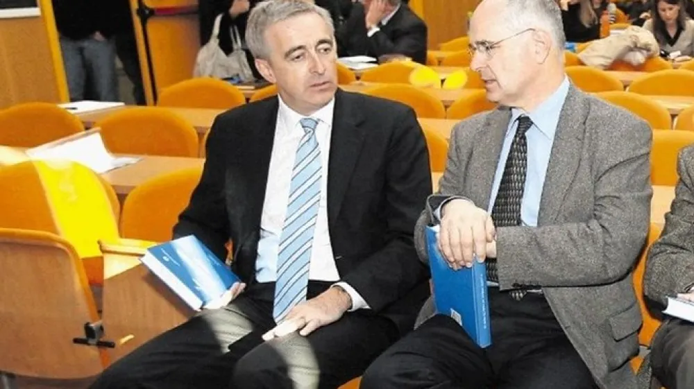 Sojenje je bilo preklicano zaradi nevročenega obtožnega predloga Zalarju (levo) ter vabila Fišerju in opravičila njegovega zagovornika. Datum novega naroka je 6. november.