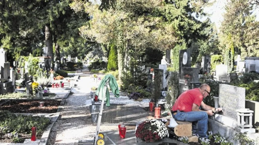 Na razpise za delo na Žalah se javi res veliko ljudi, a mnogi hitro ugotovijo, da to delo vseeno ni za njih. &raquo;V enem tednu se pokaže, ali bo nekdo ostal ali ne,&laquo; iz izku&scaron;enj pove Kokalj.