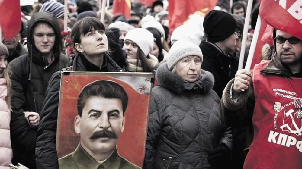 Rusko izkazovanje spo&scaron;tovanja granitnemu kipu diktatorja ima religiozne razsežnosti.