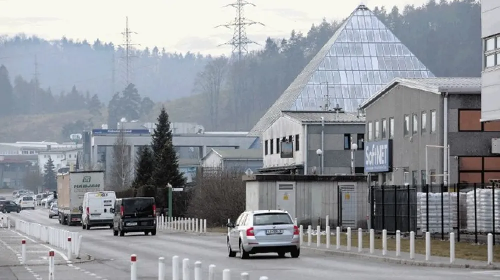 Trzin je po povr&scaron;ini tretja najmanj&scaron;a občina, toda zaradi razmaha podjetni&scaron;ke in obrtni&scaron;ke dejavnosti je hkrati vodilna slovenska občina po obsegu prodajnih povr&scaron;in na prebivalca.